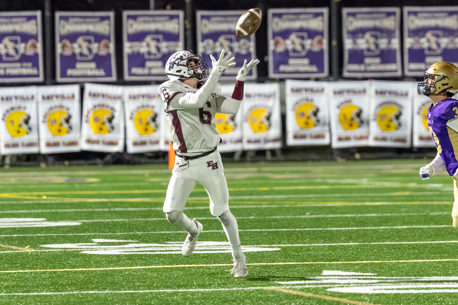 Bonacker Livs Kuplins catches a ball over his shoulder.  RON ESPOSITO