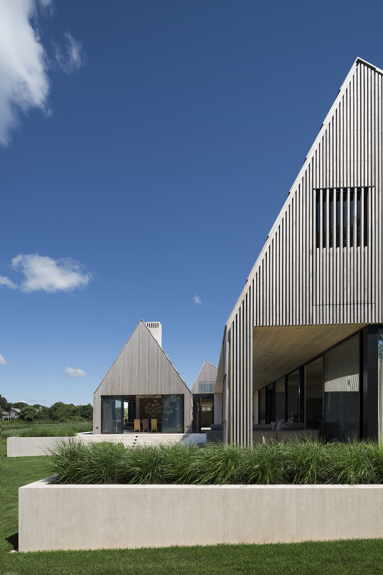 The architectural design of the Georgica Cove home by Bates Masi + Architects is inspired by the East End's pastoral setting and vernacular building traditions: predominantly shingle style homes and barns that are often built and added to over time. BATES MASI + ARCHITECTS