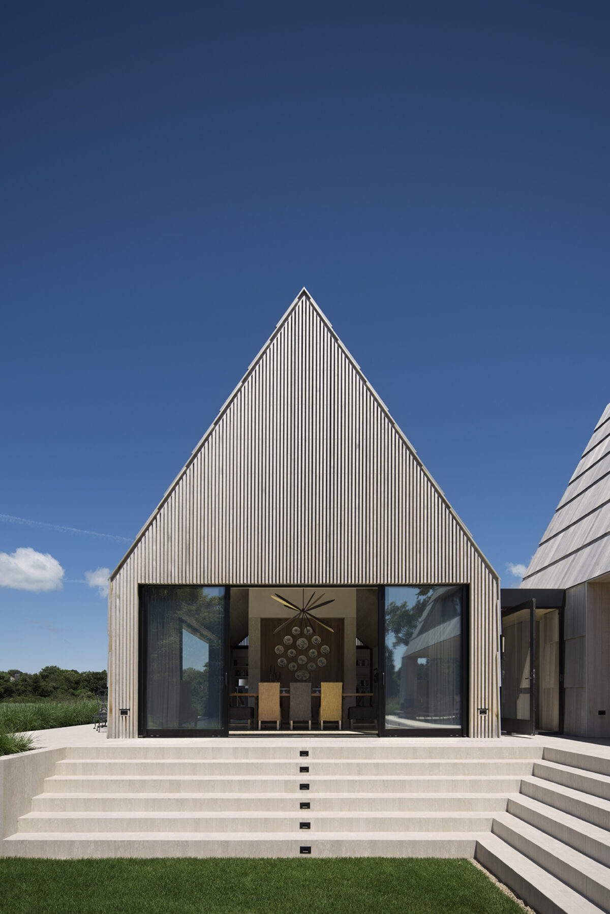 The architectural design of the Georgica Cove home by Bates Masi + Architects is inspired by the East End's pastoral setting and vernacular building traditions: predominantly shingle style homes and barns that are often built and added to over time. BATES MASI + ARCHITECTS