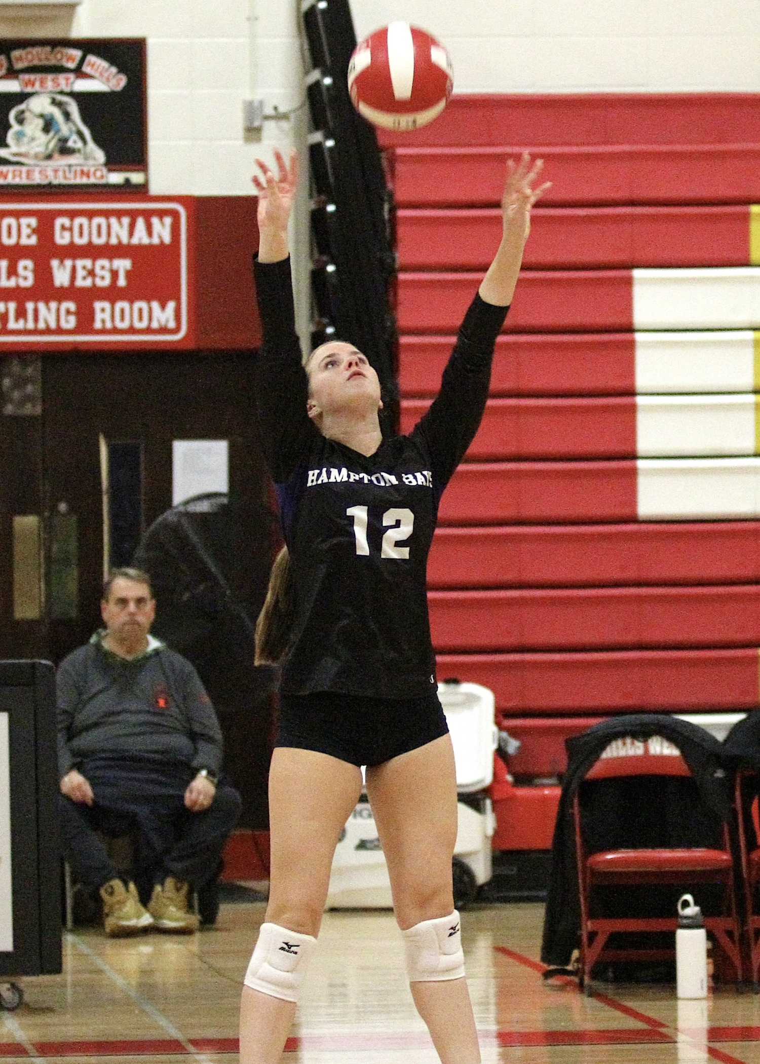 Junior setter Grace Drake sets the ball. DESIRÉE KEEGAN