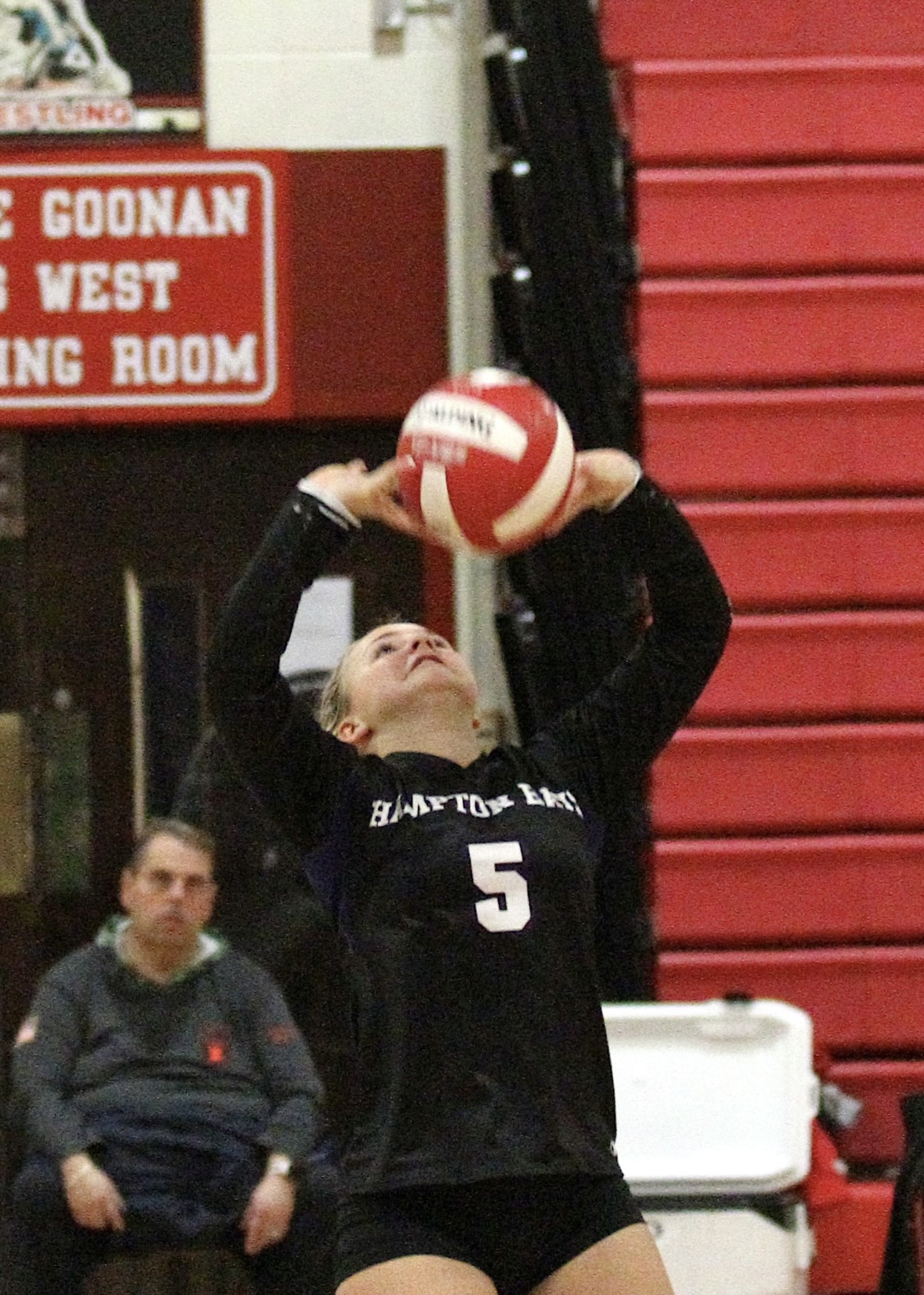 Sophomore setter Gracie Carvis sets the ball. DESIRÉE KEEGAN