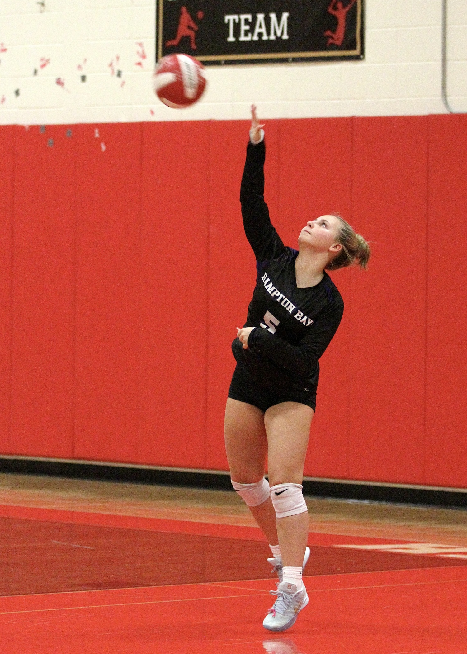 Sophomore setter Gracie Carvis serves. DESIRÉE KEEGAN