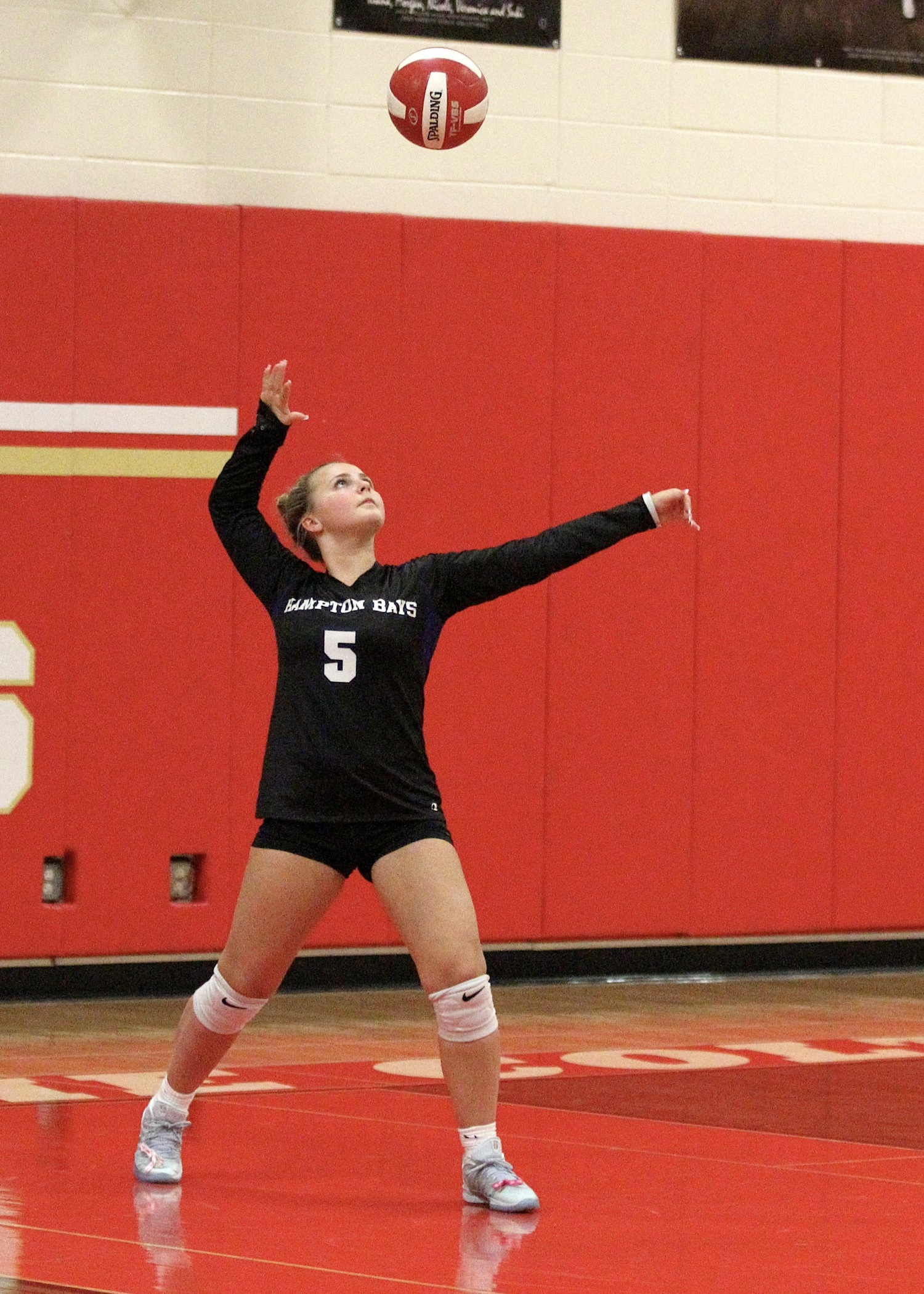 Sophomore setter Gracie Carvis serves. DESIRÉE KEEGAN