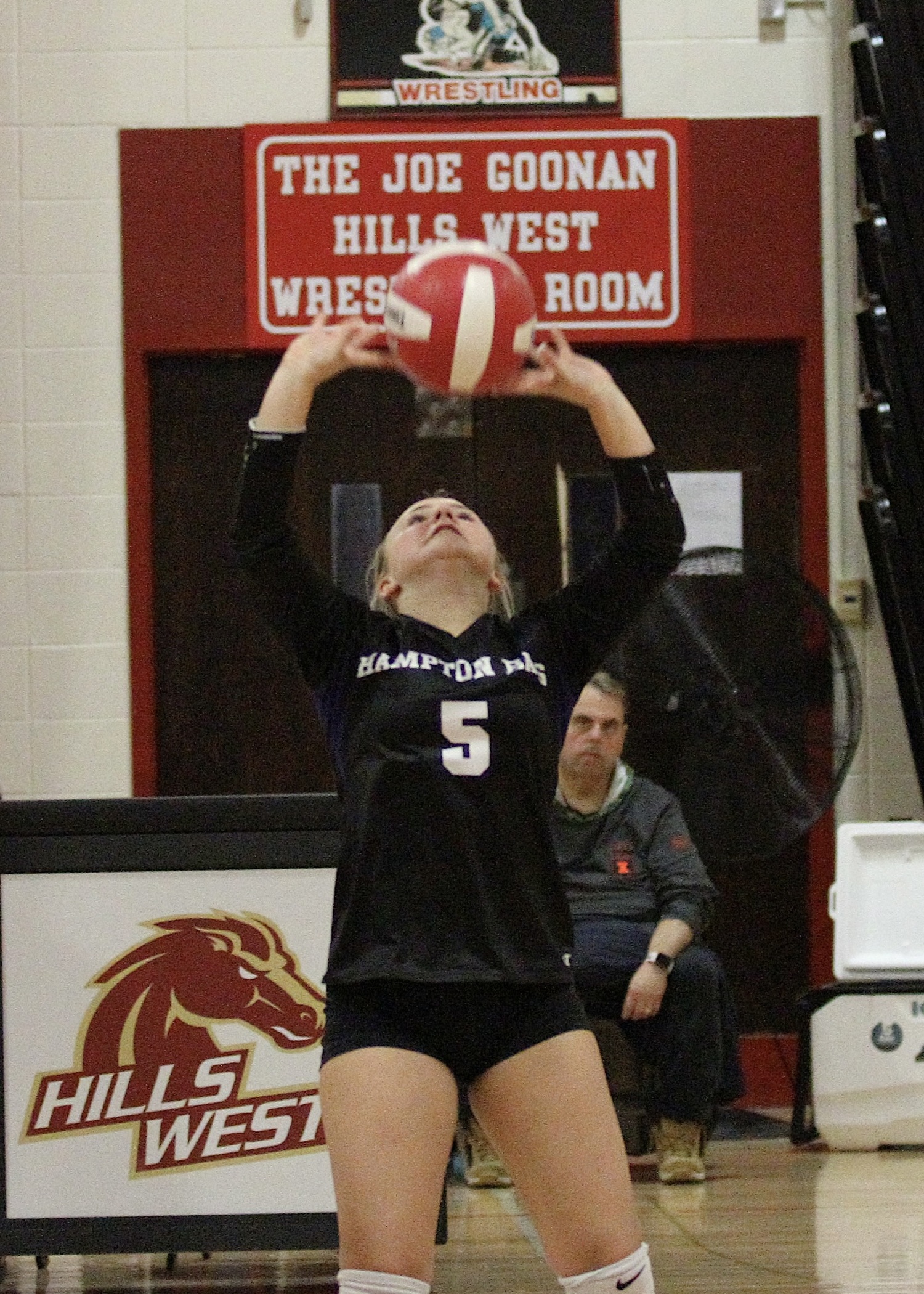 Sophomore setter Gracie Carvis sets the ball. DESIRÉE KEEGAN