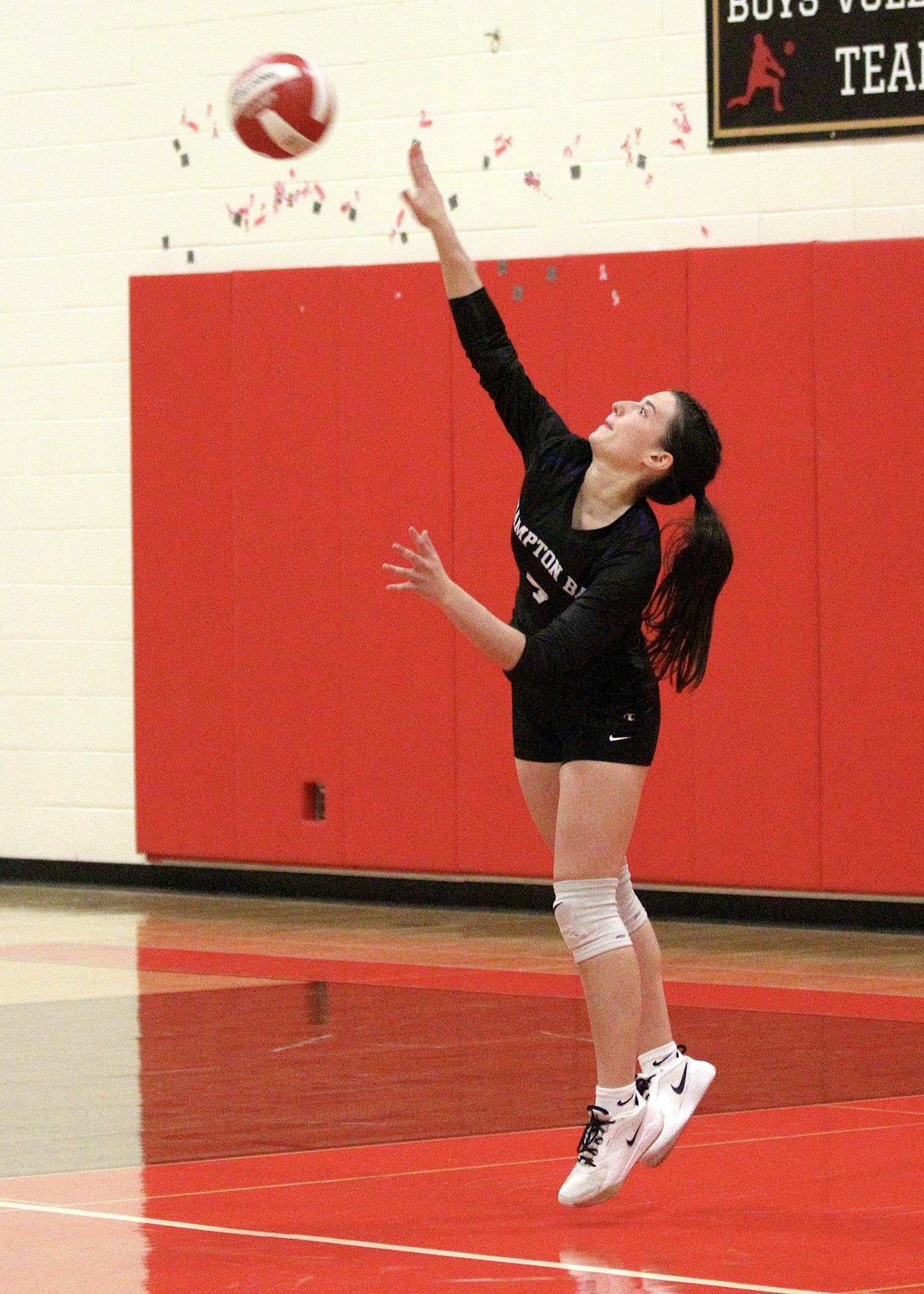 Sophomore outside hitter Lorelei Palmieri serves. DESIRÉE KEEGAN