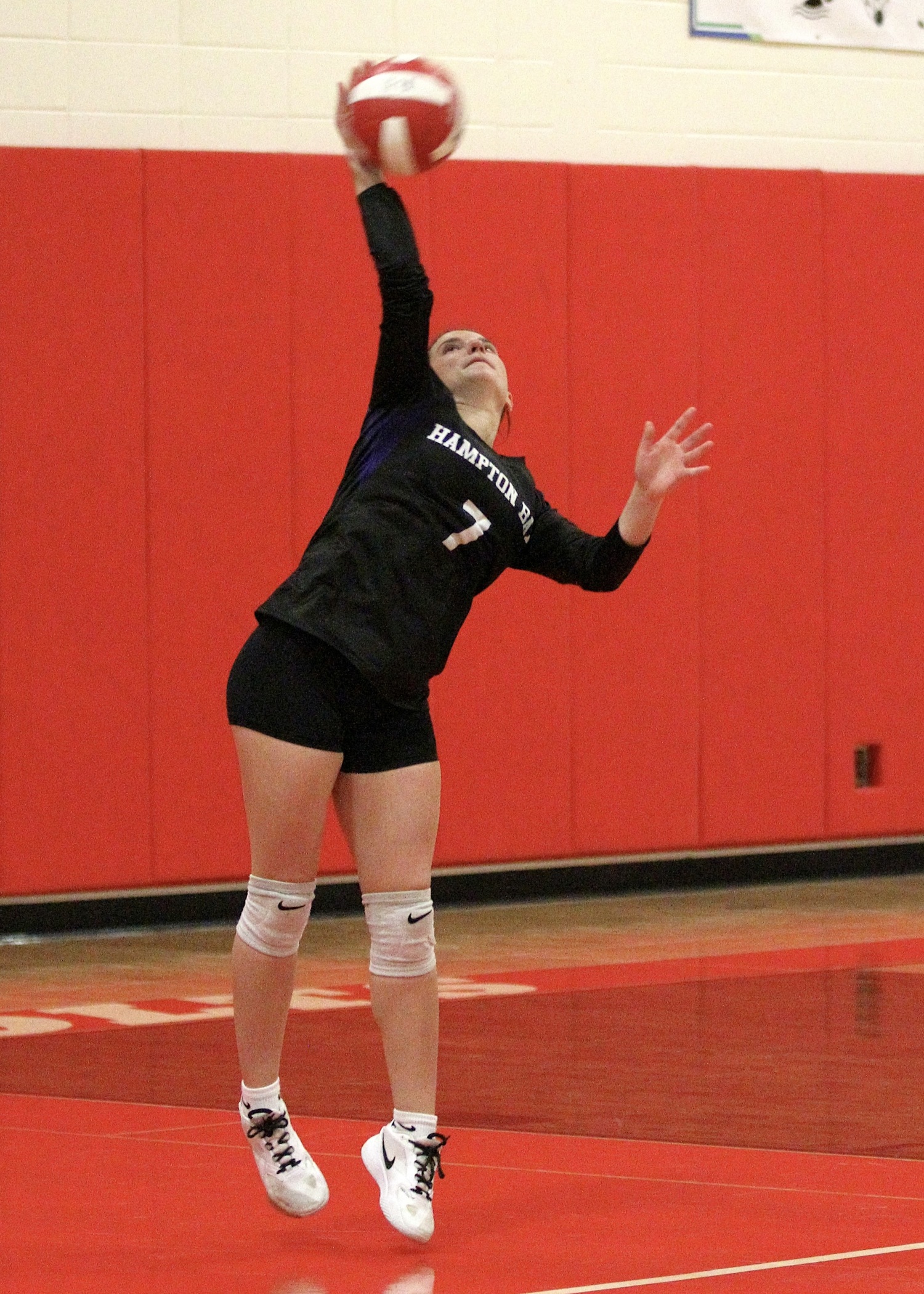 Sophomore outside hitter Lorelei Palmieri serves. DESIRÉE KEEGAN