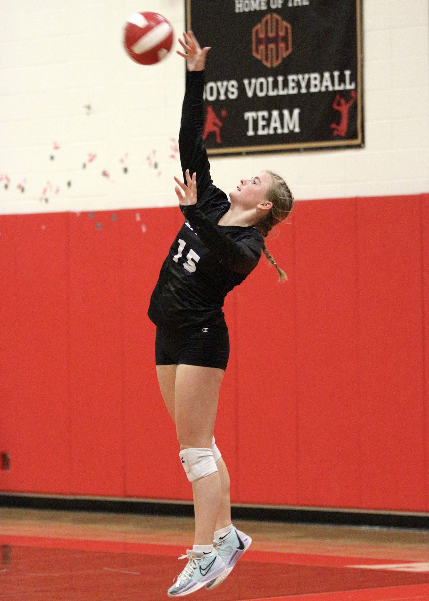 Senior outside hitter Taylor Meyers serves. DESIRÉE KEEGAN