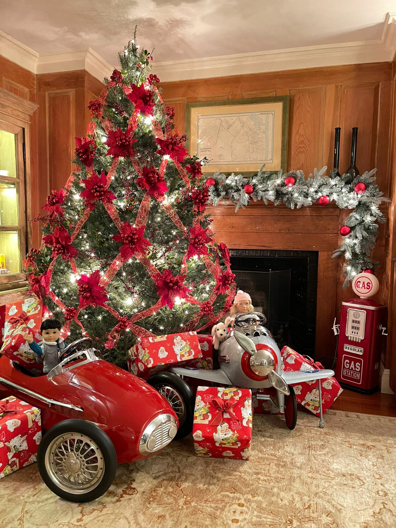 The interior of the Baker House 1650, dressed up for the holidays.
