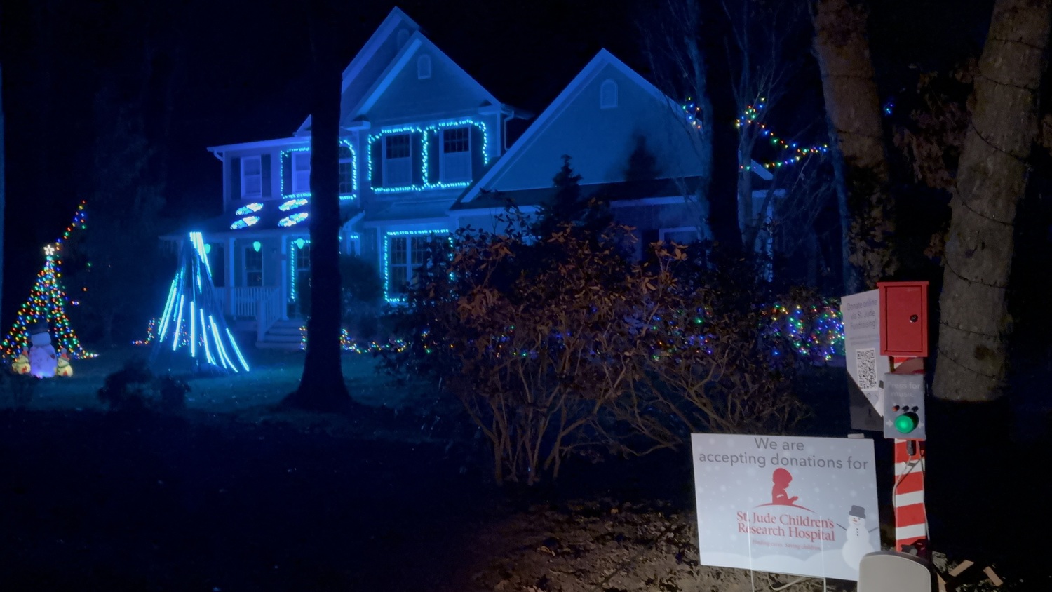 Joseph Commisso set up this intricate lights display with coordinating music at his mother's home in East Quogue. CAILIN RILEY